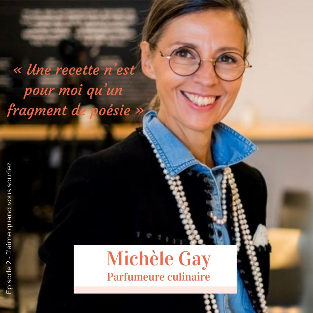 Michèle Gay, parfumeure culinaire, souriante devant une table de travail, partageant sa vision poétique de la cuisine pour l'épisode 2 du podcast "J'aime quand vous souriez".