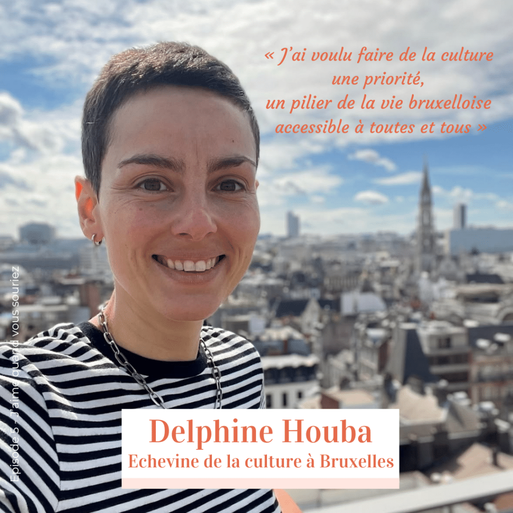 Portrait de Delphine Houba, échevine de la culture à Bruxelles, avec vue sur la ville.