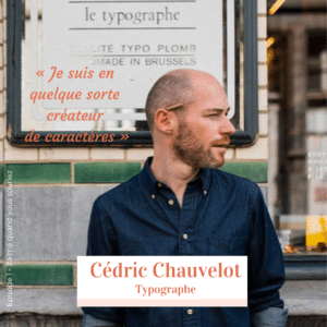 Cédric Chauvelot, typographe, debout devant une enseigne de typographie, citant "Je suis en quelque sorte créateur de caractères."