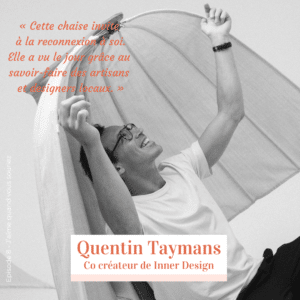 Quentin Taymans, co-créateur de Inner Design, assis dans la chaise Shanti, un cocon de bien-être et de reconnexion à soi.