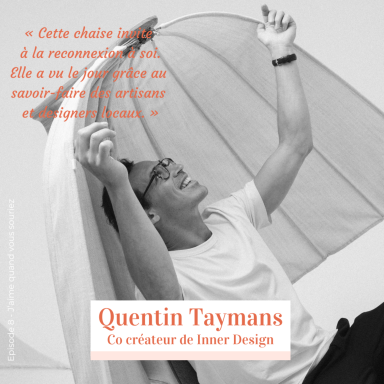 Quentin Taymans, co‑créateur de Inner Design, teste la chaise Shanti pour le podcast J’aime quand vous souriez