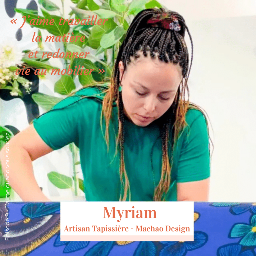 Portrait de Myriam, artisan tapissière et fondatrice de Machao Design, entourée de ses créations uniques en tissus wax colorés.