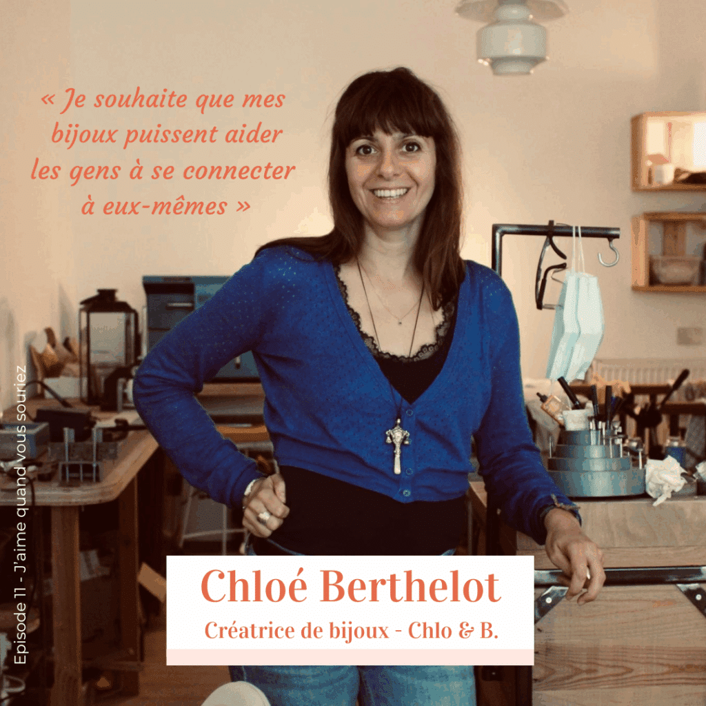 Chloé Berthelot, créatrice de bijoux Chlo & B., dans son atelier Or Norme à Bruxelles, entourée de ses outils et créations artisanales.