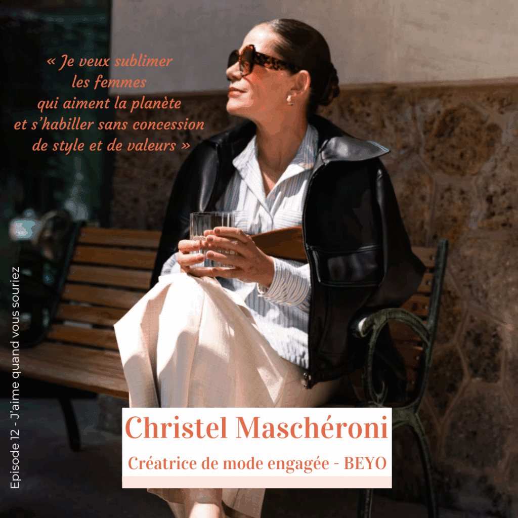 Christel Maschéroni, créatrice de la marque BEYO, assise élégamment, portant une veste noire et une jupe claire, symbole de la mode responsable et engagée à Paris.