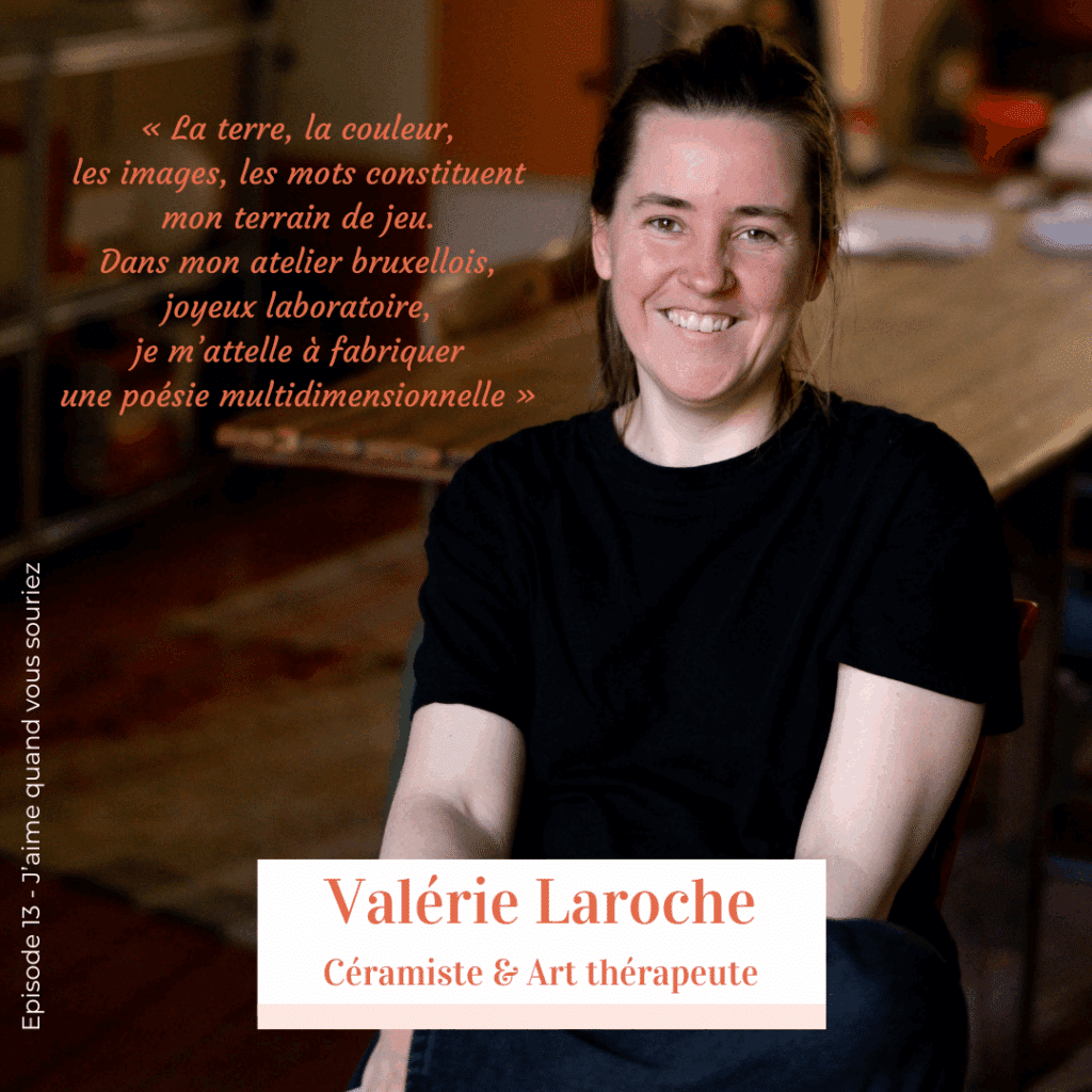 Valérie Laroche, céramiste et art-thérapeute à Bruxelles, dans son atelier entourée de créations en terre et de matières naturelles.