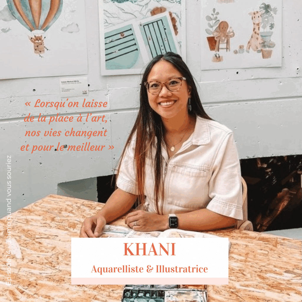 Khani, aquarelliste et illustratrice à Bruxelles, assise devant ses créations colorées lors d’un atelier artistique.