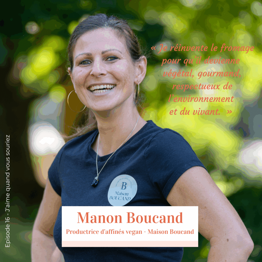 Manon Boucand, productrice d’affinés vegan et fondatrice de Maison Boucand, devant un décor naturel, arborant fièrement le badge de sa marque.