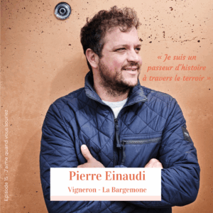 Pierre Einaudi, vigneron au Domaine La Bargemone, en veste bleue devant un mur aux tons ocres typiques des bâtisses provençales.