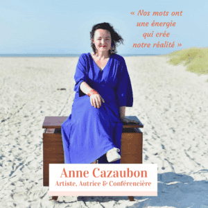 Anne Cazaubon en robe bleue, assise sur un banc sur la plage, symbole d’inspiration et de créativité, conférencière et conteuse du vivant.