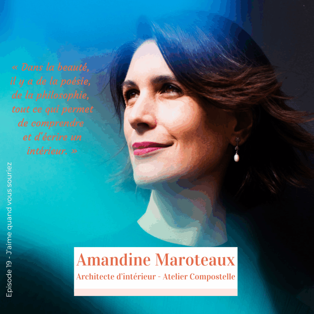 Portrait d’Amandine Maroteaux, architecte d’intérieur et directrice de l’Atelier Compostelle, sur fond bleu avec une citation sur la beauté et l’écriture des intérieurs.