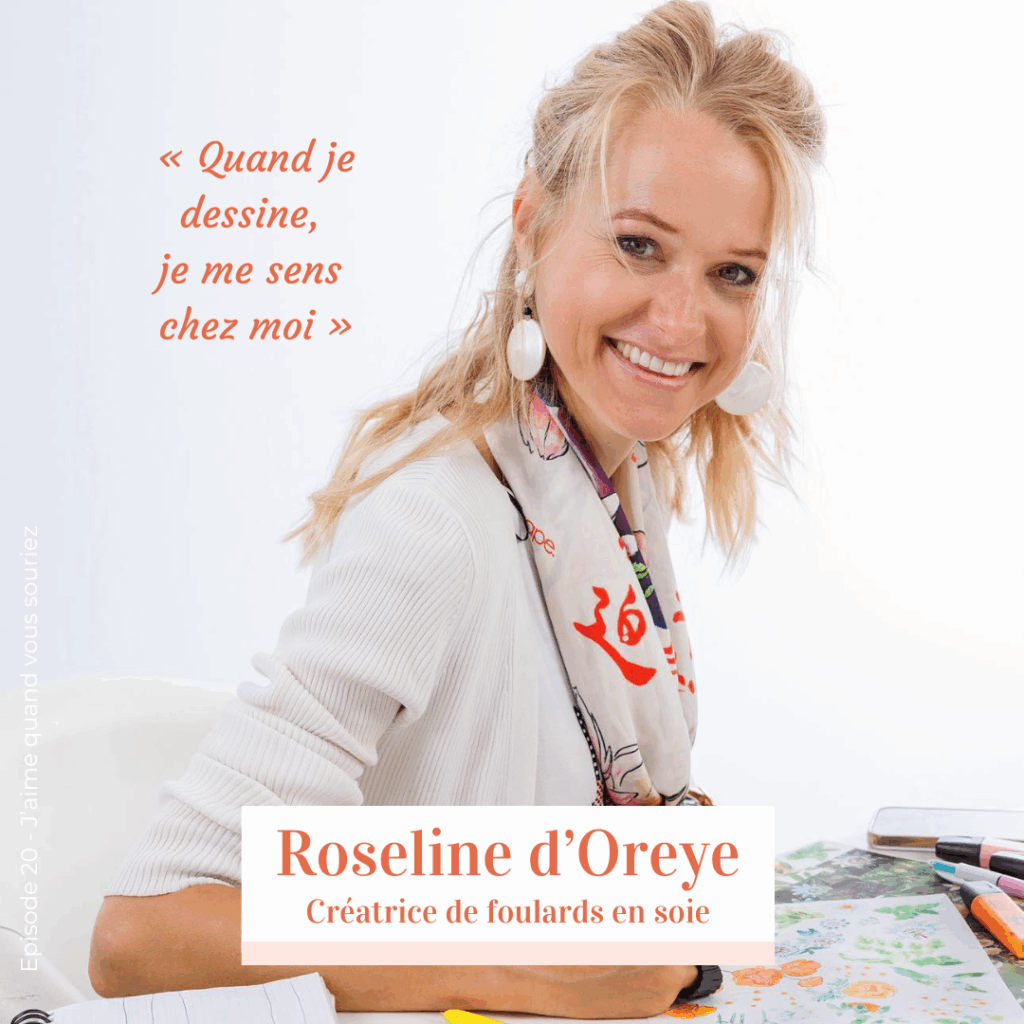 Portrait de Roseline d’Oreye, créatrice de foulards en soie, dessinant à son bureau avec un foulard coloré autour du cou et la phrase « Quand je dessine, je me sens chez moi ».​