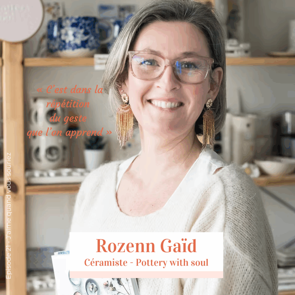 Portrait de Rozenn Gaïd, céramiste et fondatrice de Pottery With Soul, assise dans son atelier entourée de ses pièces en céramique, avec la citation « C’est dans la répétition du geste que l’on apprend ».​