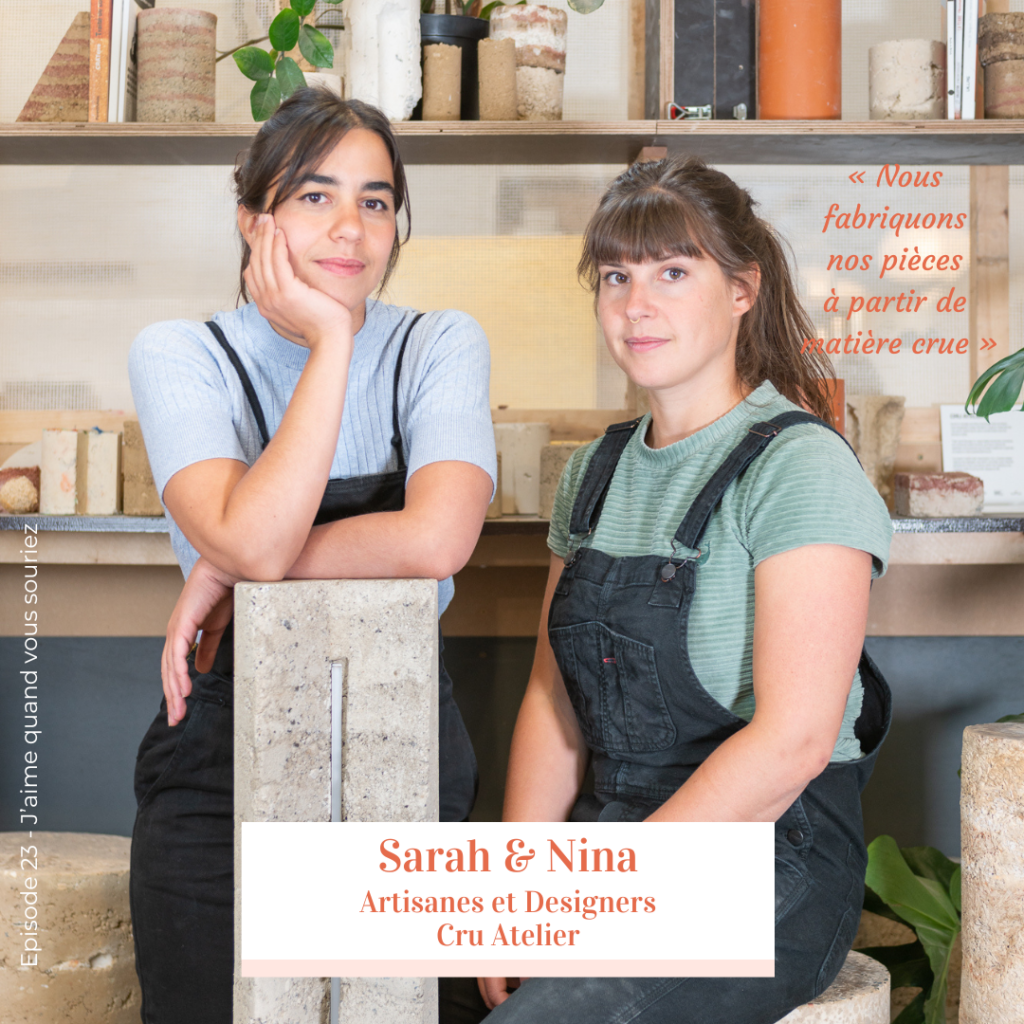Nina et Sarah de CRU Atelier, artisanes et designers, posent dans leur atelier entourées de pièces en matière crue avec la citation « Nous fabriquons nos pièces à partir de matière crue ».