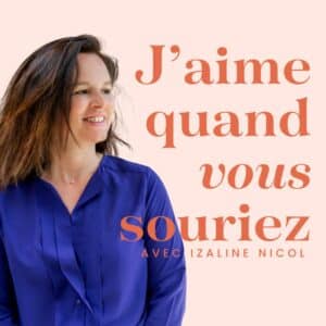 Pochette du podcast "J'aime quand vous souriez" animé par Izaline Nicol, avec un portrait souriant de l'animatrice sur fond beige et texte en orange.